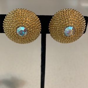 Vintage gold tone round sparkly clip on earrings with rhinestone center (362)